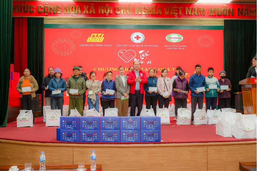Trao tặng quà Tết Bính Ngọ 2026 cho các bà cựu nữ thanh niên xung phong.