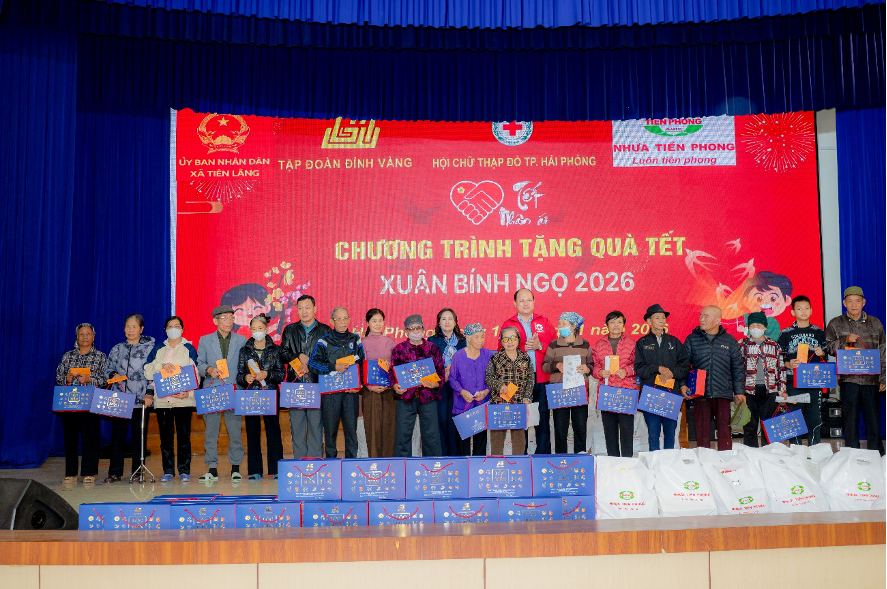 Trao tặng quà Tết Bính Ngọ 2026 cho các bà cựu nữ thanh niên xung phong.
