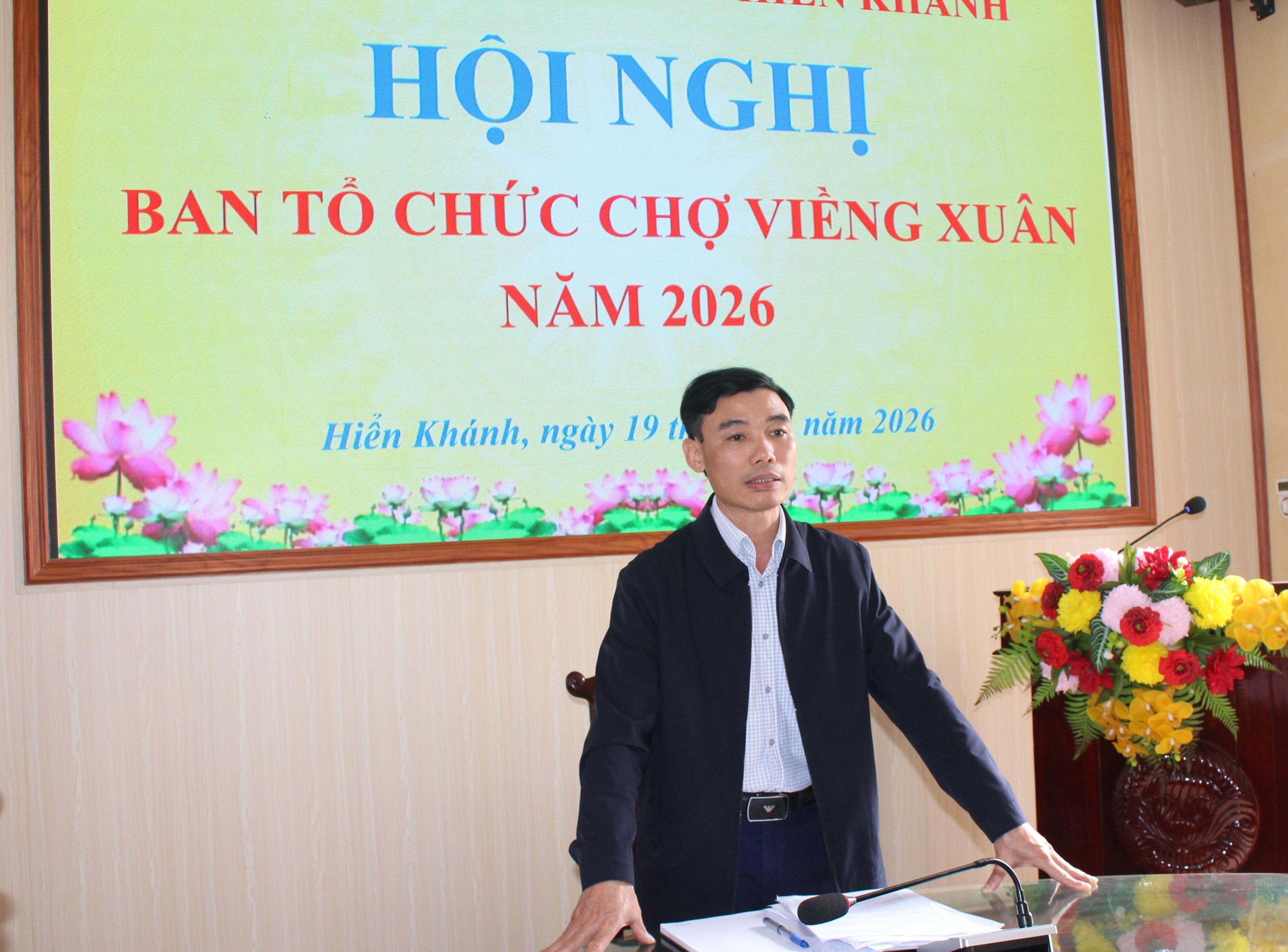 Đồng chí Trần Văn Quân, Phó Chủ tịch UBND xã, Trưởng Ban tổ chức chợ phát biểu