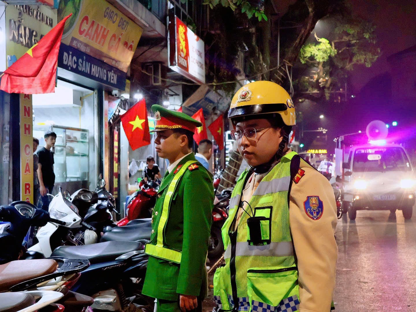 CSGT, Công an phường phối hợp tuần tra kiểm soát, bảo đảm trật tự an toàn giao thông, trật tự đô thị.