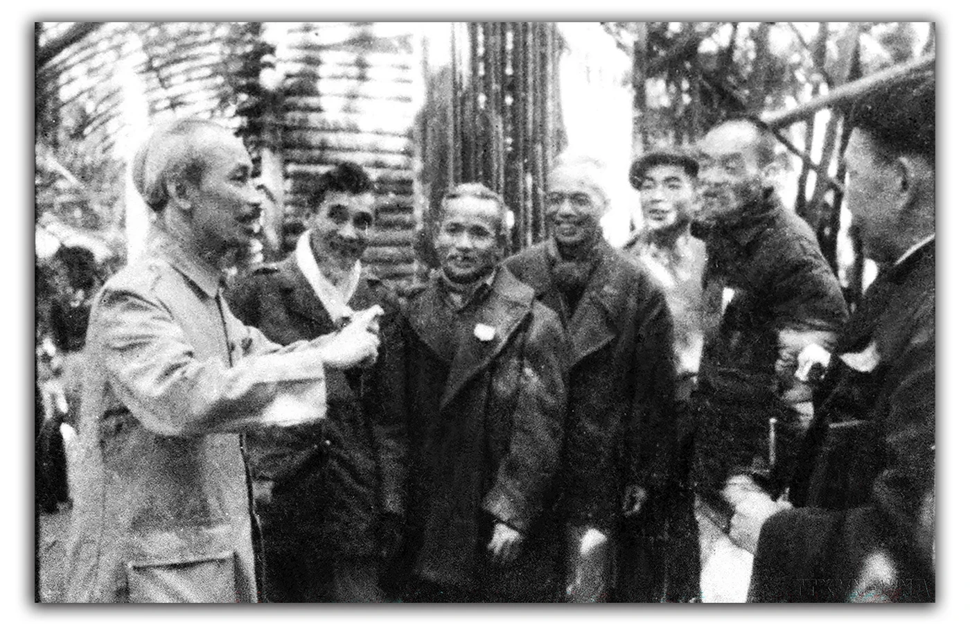 Chủ tịch Hồ Chí Minh nói chuyện thân mật với các đại biểu Quốc hội trong giờ nghỉ của Kỳ họp thứ 3, Quốc hội Khóa I diễn ra tại thôn Lập Binh, xã Bình Yên nay là xã Minh Thanh năm 1953. Ảnh: TTXVN