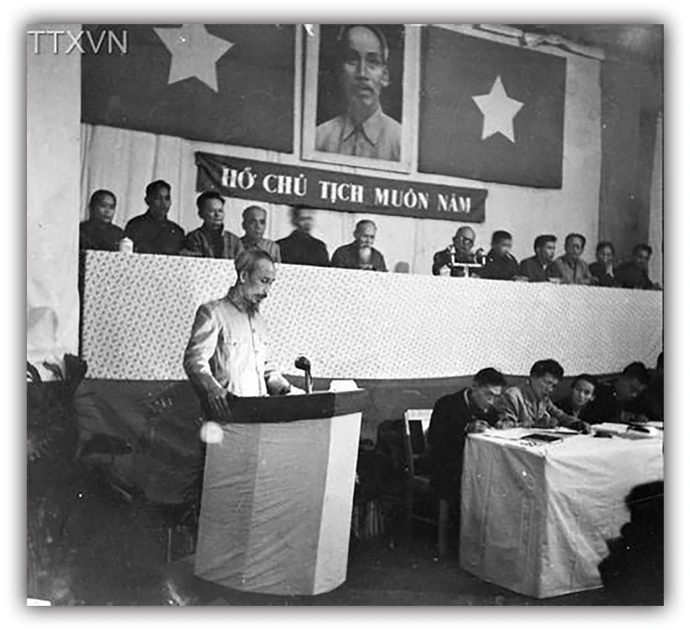 Chủ tịch Hồ Chí Minh trong phiên họp Quốc hội thông qua Luật cải cách ruộng đất (1953). (Ảnh tư liệu TTXVN)