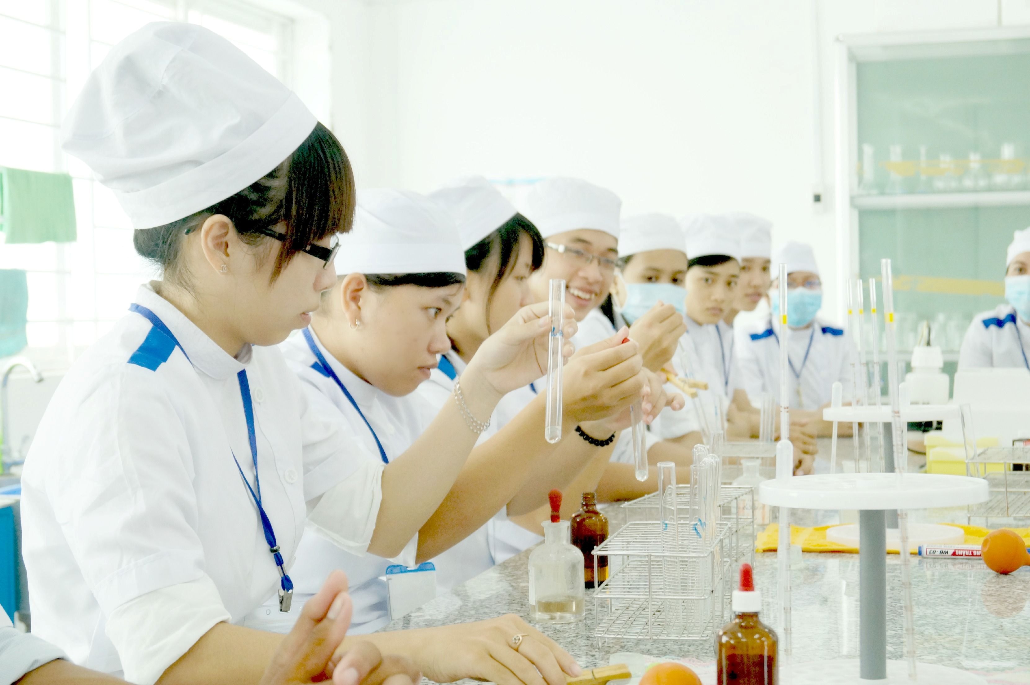 ANH 2- SINH VIEN TRUONG DH TRA VINH KHONG NGUNG SANG TAO