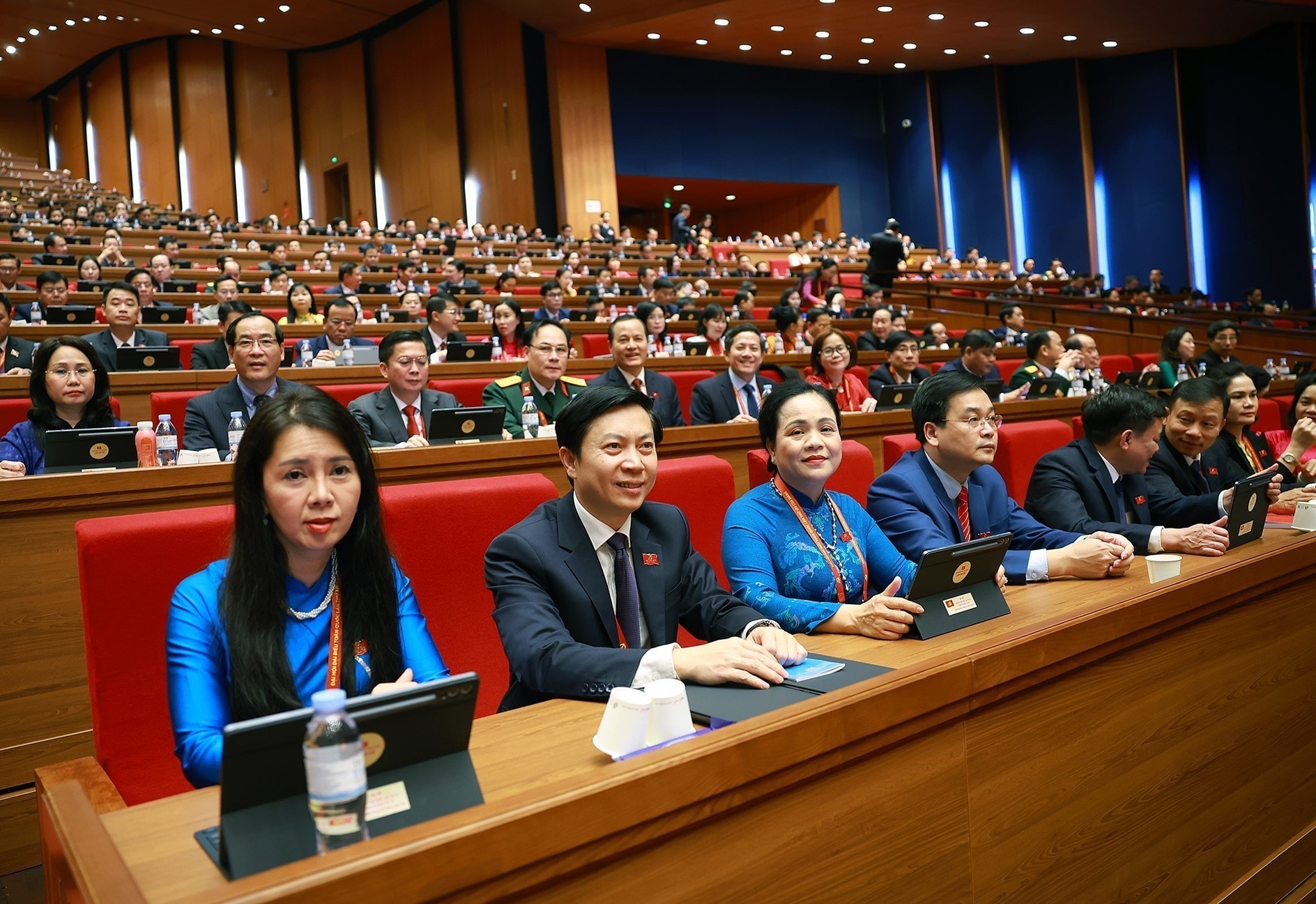 Đoàn đại biểu Đảng bộ tỉnh Lạng Sơn dự phiên thảo luận tại hội trường về các văn kiện Đại hội