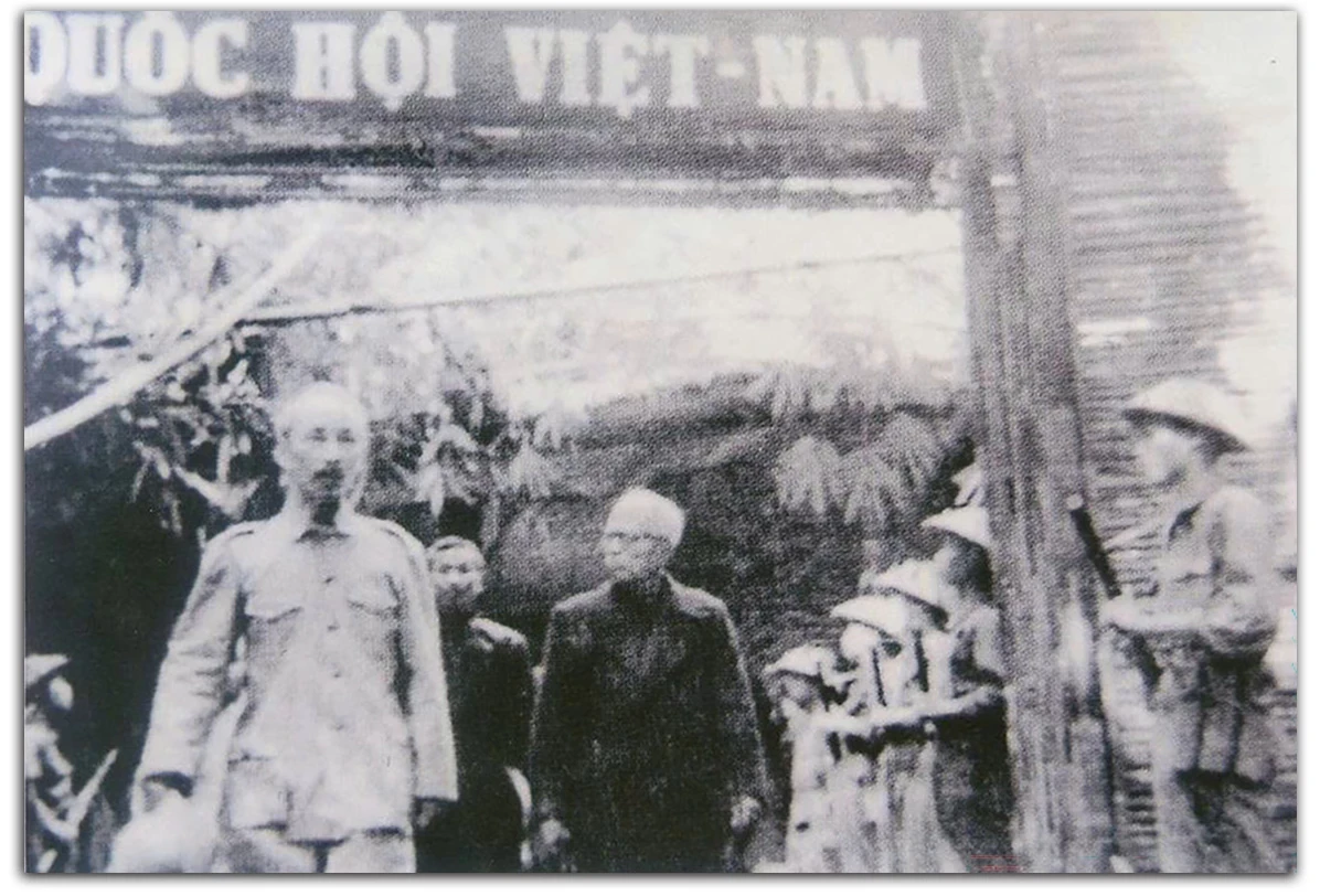 Chủ tịch Hồ Chí Minh và đồng chí Tôn Đức Thắng, Quyền Trưởng ban Thường trực Quốc hội vào Hội trường dự kỳ họp thứ 3 Quốc hội khóa I năm 1953. (Ảnh tư liệu)