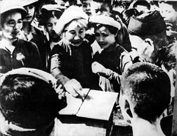Cử tri ngoại thành Hà Nội bỏ phiếu bầu đại biểu Quốc hội Khóa I, ngày 6.1.1946