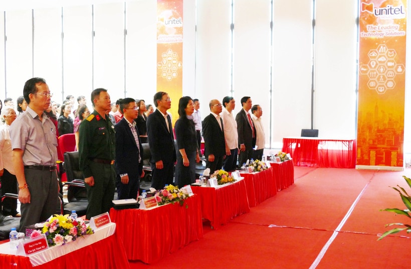 Delegates watch the live broadcast opening session of the 14th National Congress of the Communist Party of Vietnam on January 20. (Photo: VNA)
