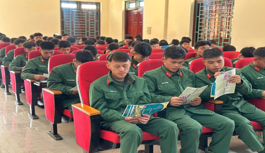 Tuyên truyền, tư vấn hướng nghiệp cho quân nhân xuất ngũ . Ảnh VLĐB
