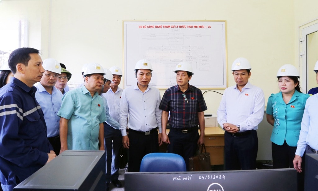 Đoàn ĐBQH tỉnh kiểm tra thực tế hệ thống giám sát xử lý nước thải tại Công ty Than Hà Lầm. (1)