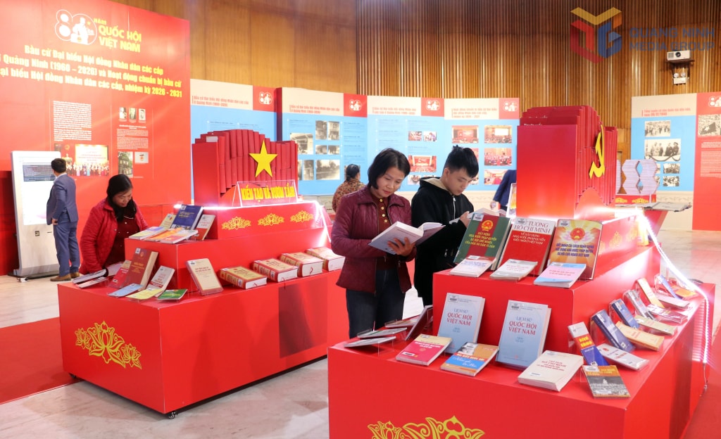 Không gian Triển lãm được bố trí khoa học với nhiều tư liệu, hiện vật phong phú.