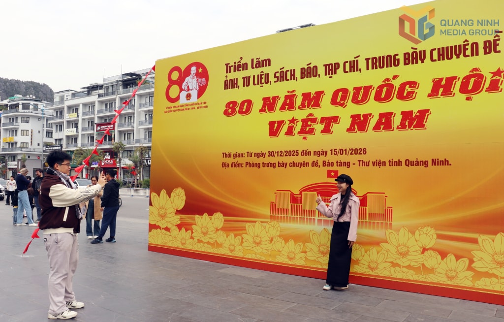 Khu vực trưng bày ngoài trời của triển lãm được đông đảo nhân dân, du khách tham quan chụp ảnh.