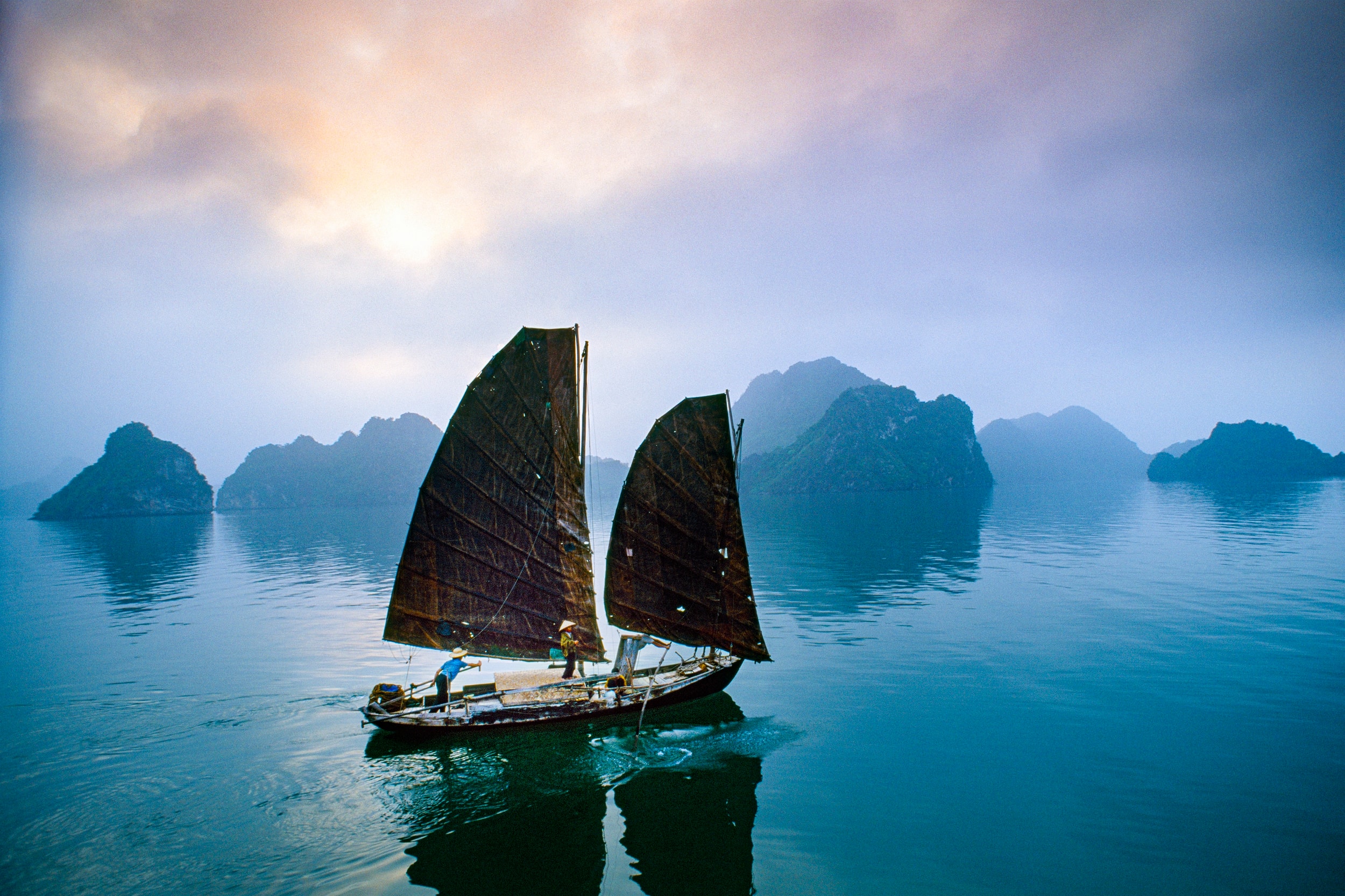 GHE ĐÁNH CÁ VỊNH HẠ LONG 1995 .JPG