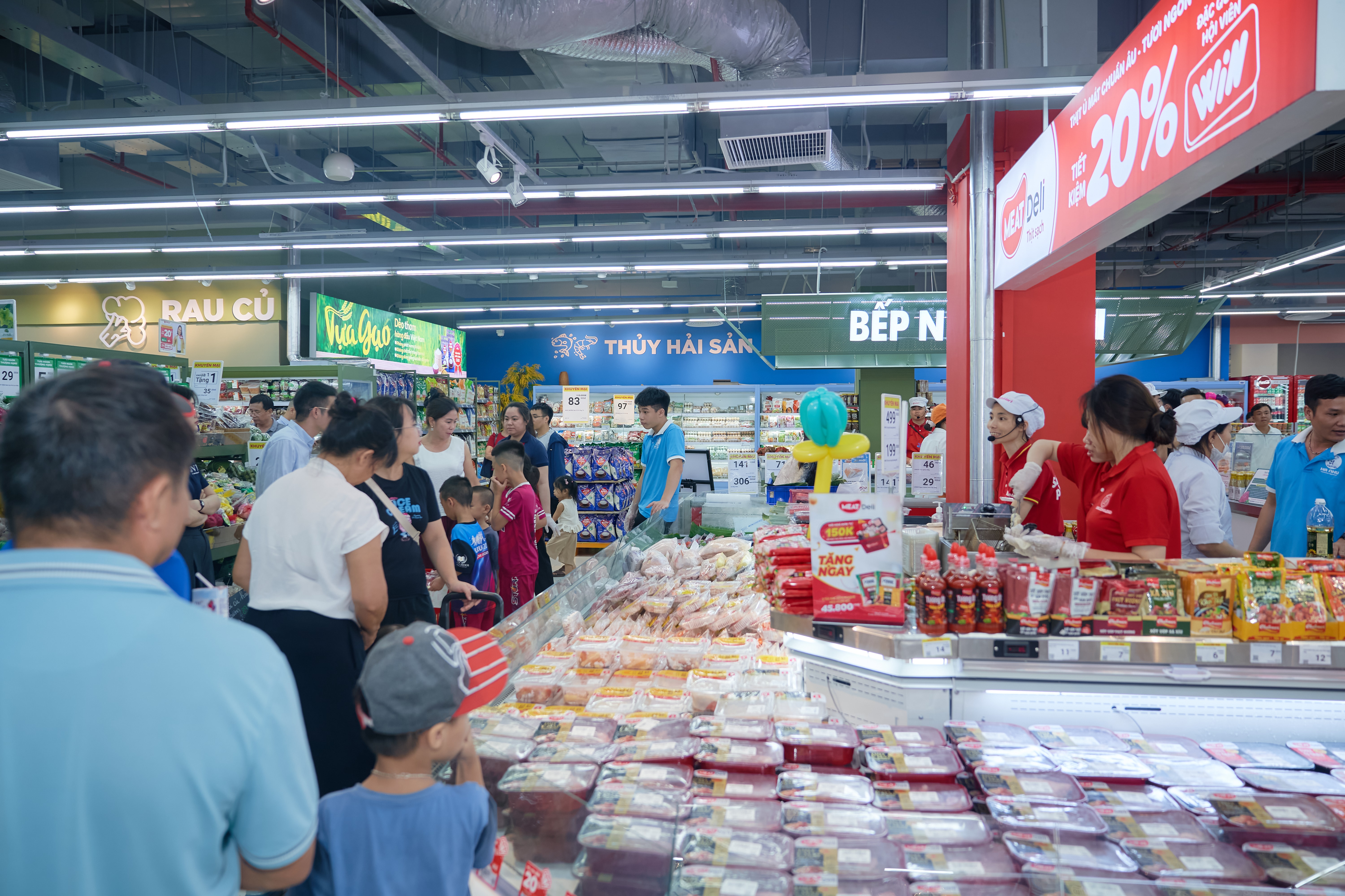 Khách hàng an tâm lựa chọn thịt tại WinMart (1)