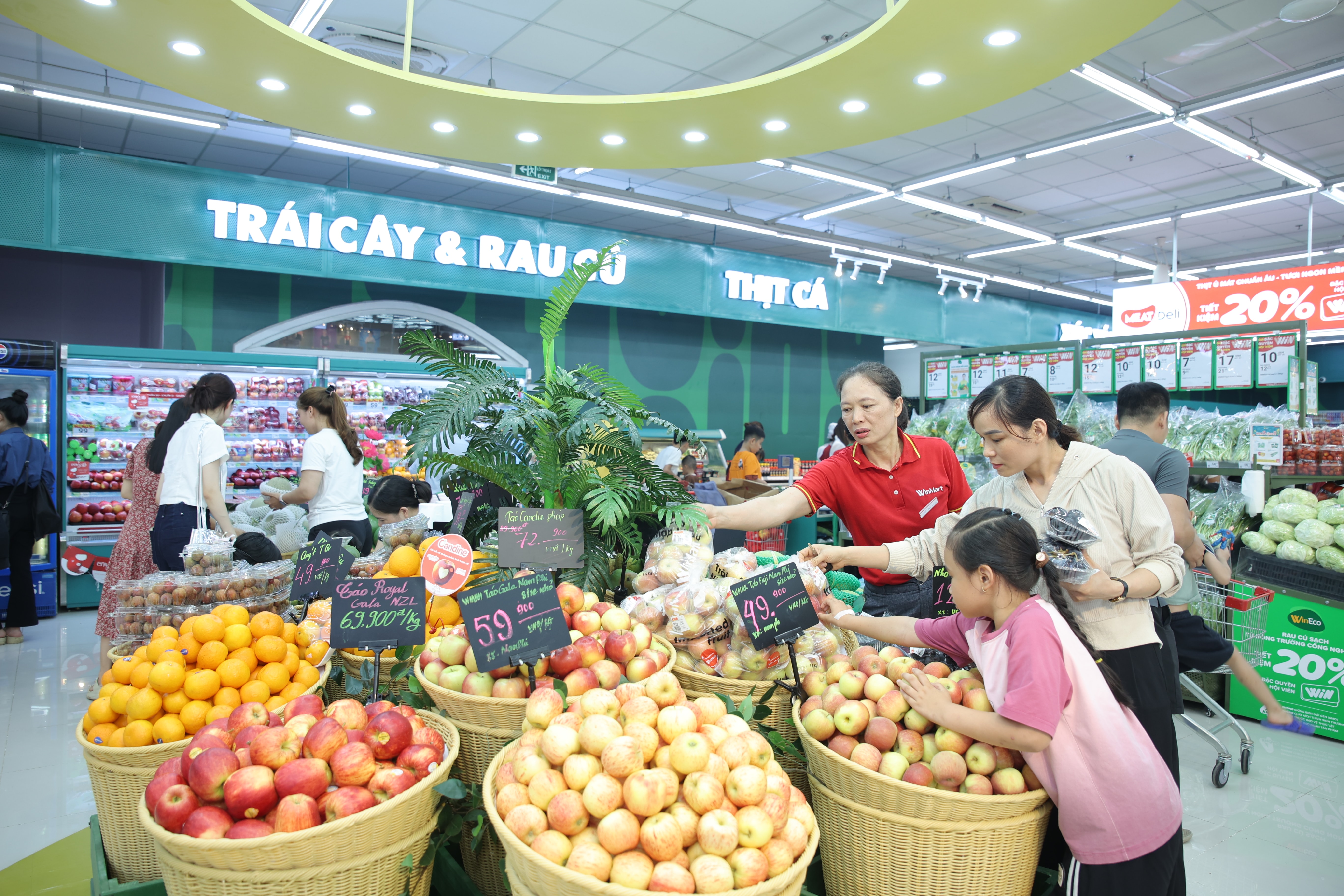 Khách hàng trải nghiệm không gian mua sắm nông sản tươi mát tại WinMart (1)