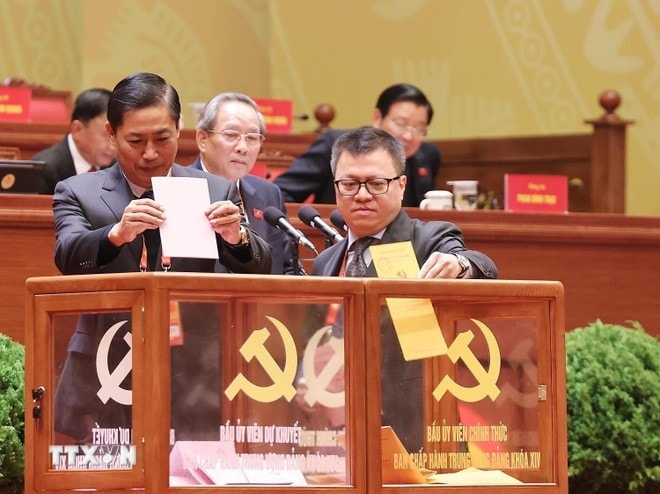 Delegates cast their votes to elect the 14th Party Central Committee on January 22. (Photo: VNA) bo-phieu-2.jpg