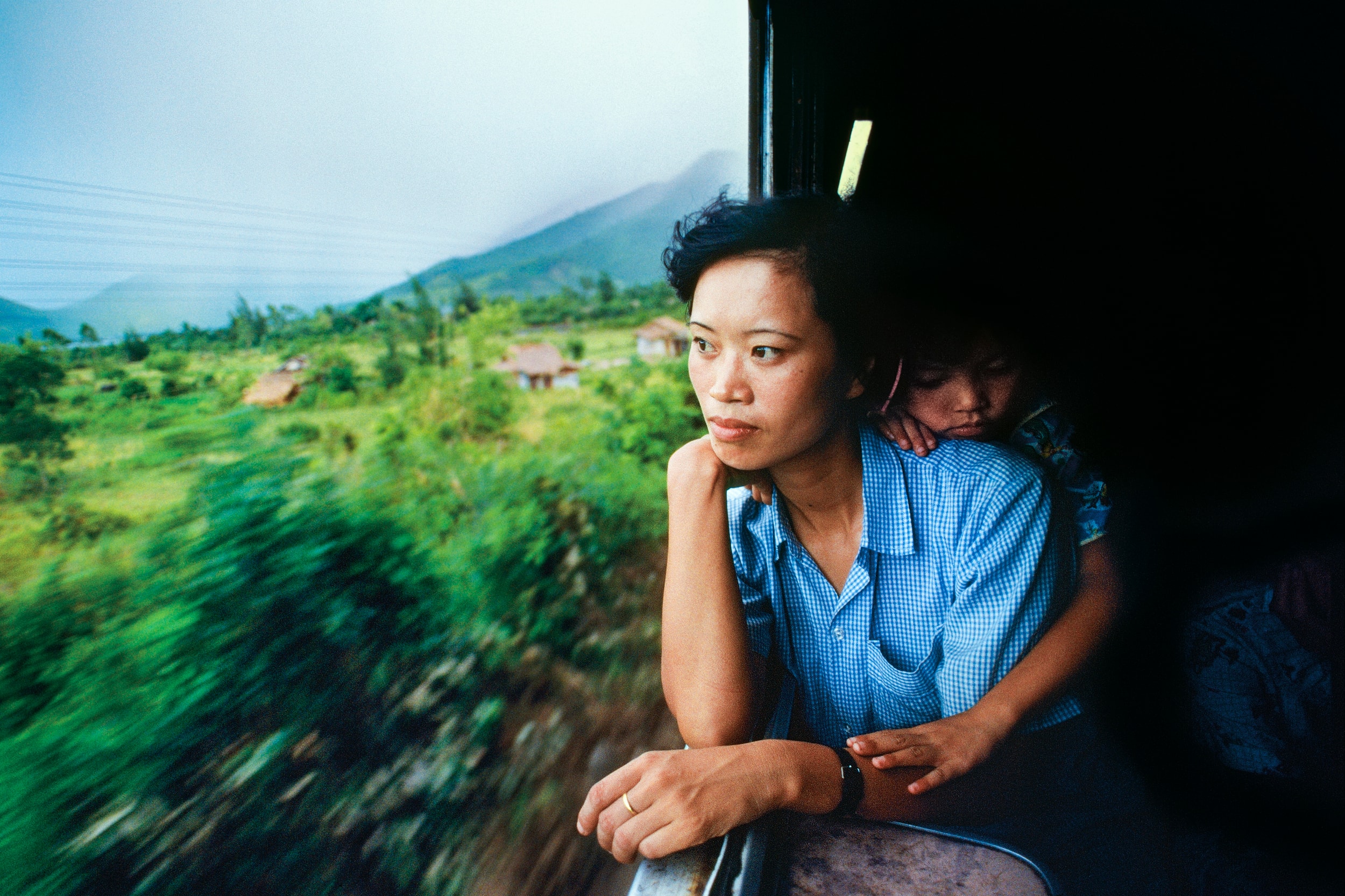 NGƯỜI PHỤ NỮ TRÊN TÀU HỎA 1990.JPG