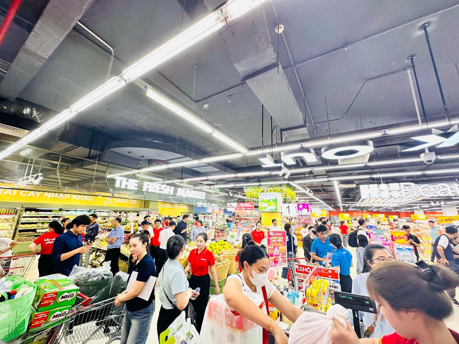 Tấp nập khách mua sắm tại siêu thị WinMart Biên Hòa (1)