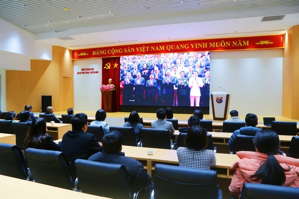 Cán bộ, Đảng viên, Nhân dân trên địa bàn tỉnh Quảng Ninh theo dõi trực tiếp phiên bế mạc Đại hội XIV của Đảng. Ảnh: