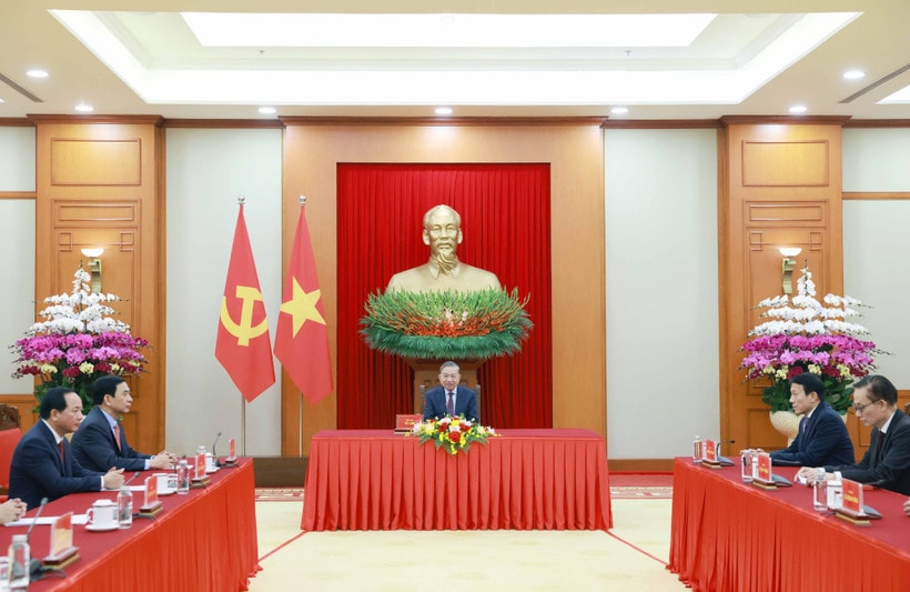 Party General Secretary To Lam and officials at the phone talks with Russian President Vladimir Putin on January 24 (Photo: VNA)