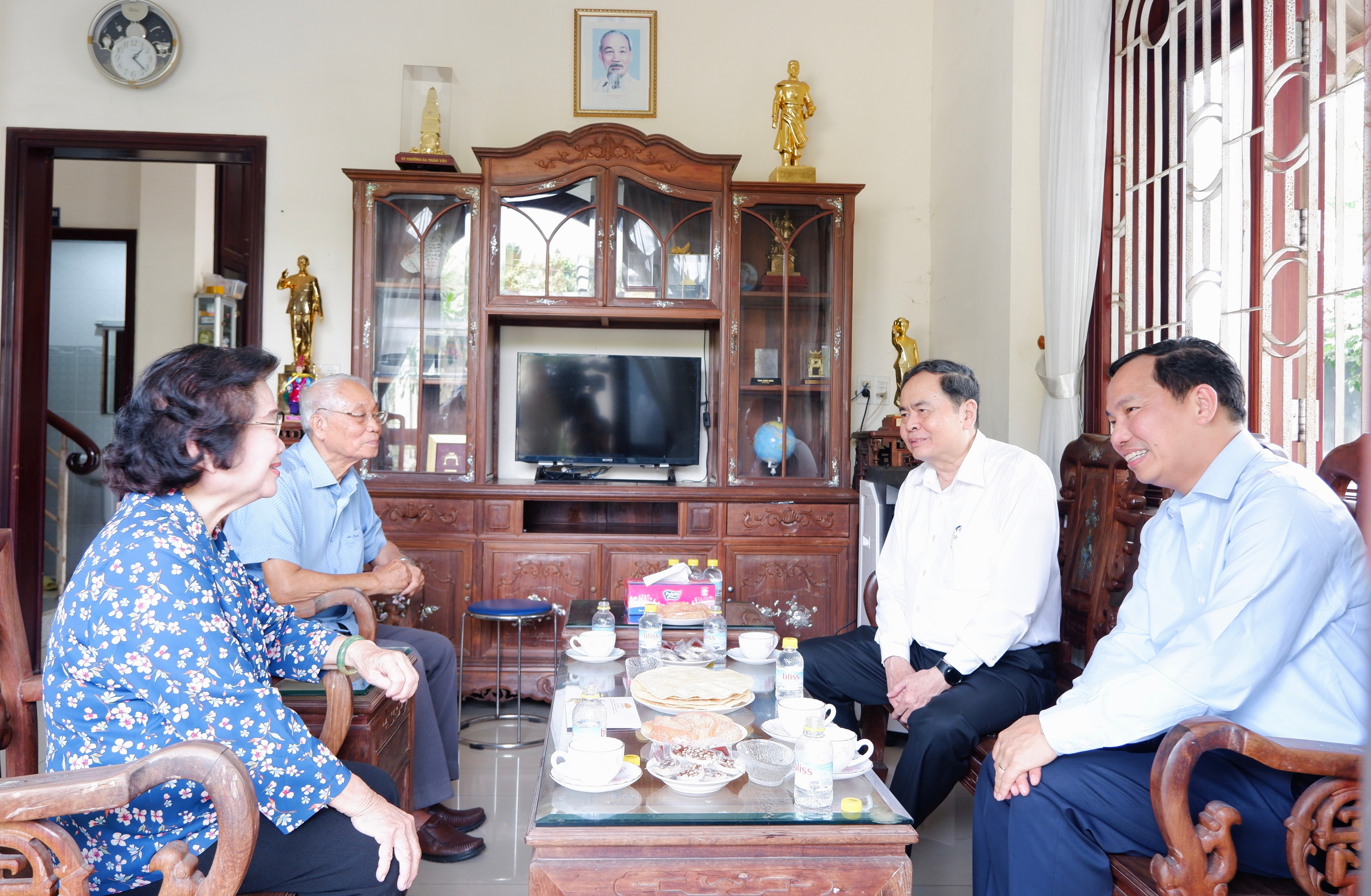 Chủ tịch Quốc hội Trần Thanh Mẫn thăm và chúc Tết nguyên Phó Chủ tịch Nước, nguyên Phó Chủ tịch Quốc hội Khóa X Trương Mỹ Hoa