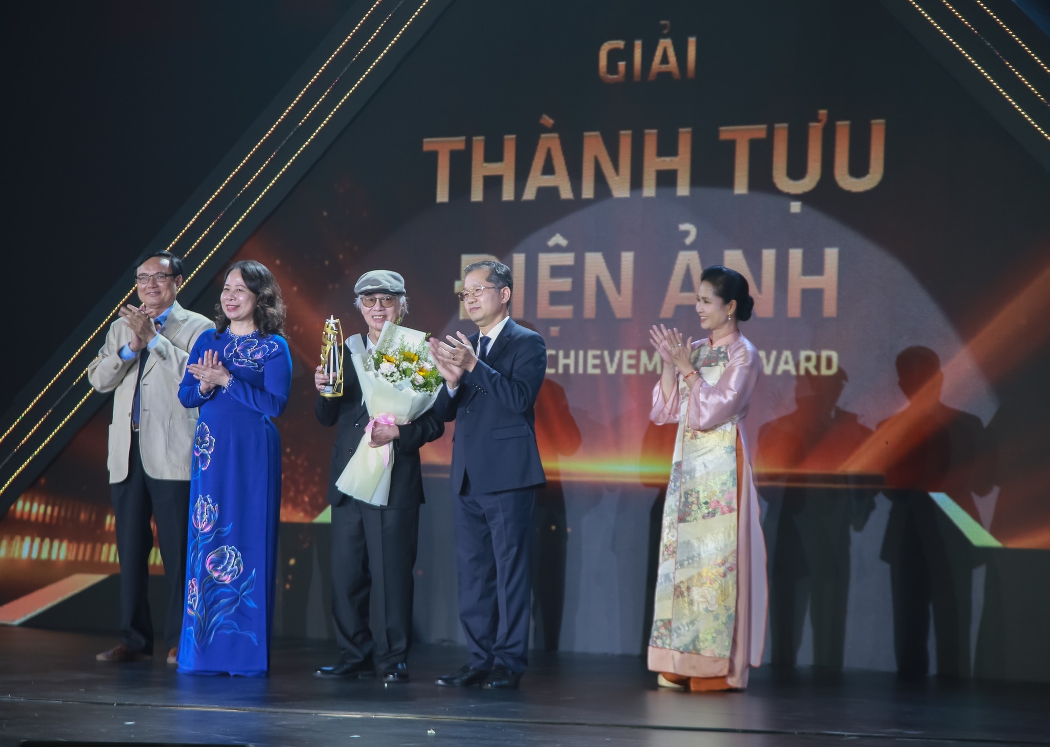 Phó Chủ tịch nước Võ Thị Ánh Xuân trao tặng giải thưởng Thành tựu điện ảnh cho đạo diễn, NSND Đặng Nhật Minh tại DANAFF III