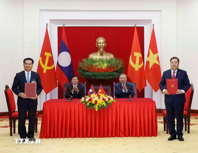 ttxvn-tong-bi-thu-to-lam-va-tong-bi-thu-chu-tich-nuoc-lao-chung-kien-le-ky-cac-van-kien-4-resize.jpg