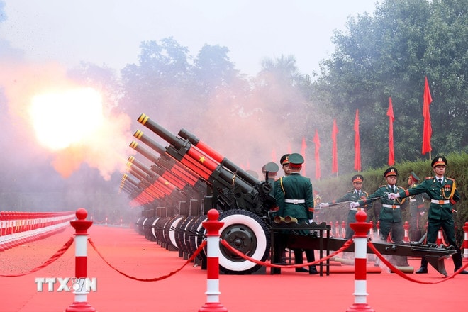 Nghi thức bắn 21 loạt đại bác chào mừng Tổng Bí thư, Chủ tịch nước Lào Thongloun Sisoulith và Phu nhân thăm cấp Nhà nước tới Việt Nam. (Ảnh: An Đăng/TTXVN) ttxvn-2601-tong-bi-thu-don-tong-bi-thu-chu-tich-nuoc-lao-4.jpg