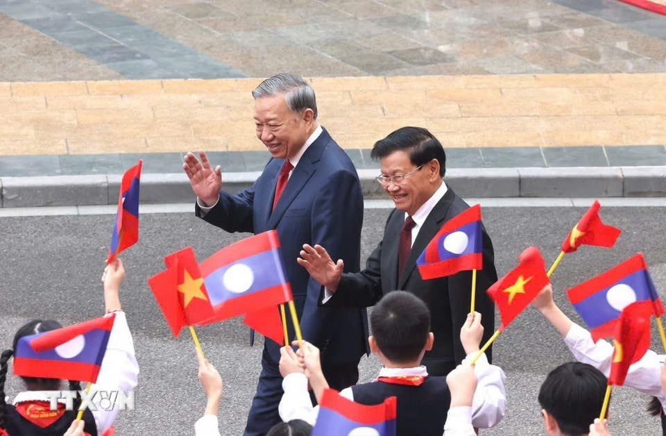 Tổng Bí thư Tô Lâm và Tổng Bí thư, Chủ tịch nước Lào Thongloun Sisoulith tại lễ đón. (Ảnh: Lâm Khánh/TTXVN)