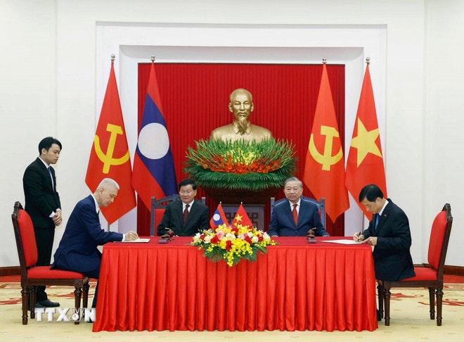 ttxvn-tong-bi-thu-to-lam-va-tong-bi-thu-chu-tich-nuoc-lao-chung-kien-le-ky-cac-van-kien-2-resize.jpg
