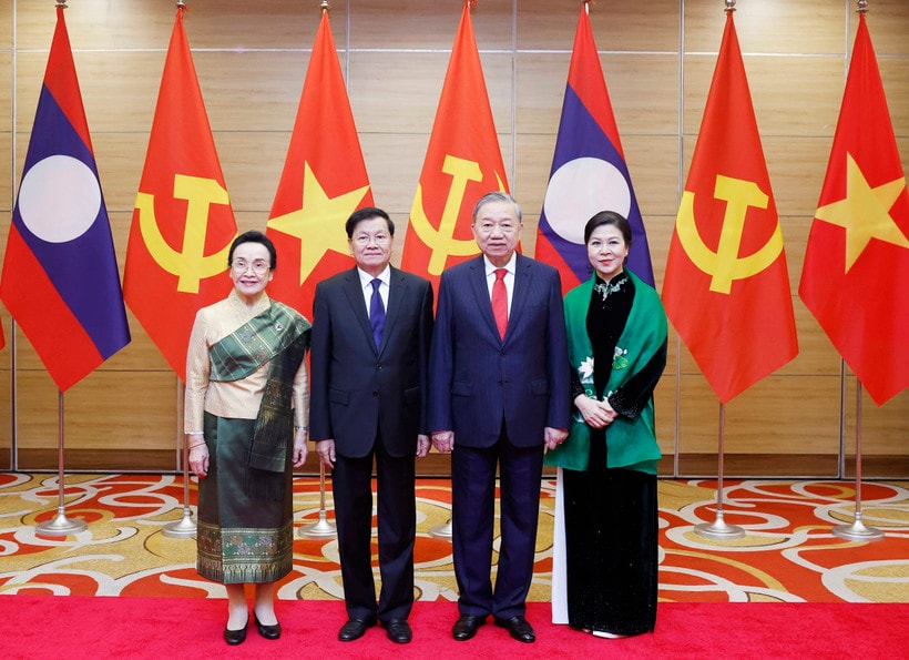 Tổng Bí thư Tô Lâm và Phu nhân với Tổng Bí thư, Chủ tịch nước Lào Thongloun Sisoulith và Phu nhân. (Ảnh: Thống Nhất/TTXVN)