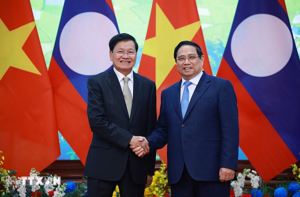 Thủ tướng Phạm Minh Chính hội kiến Tổng Bí thư, Chủ tịch nước Lào Thongloun Sisoulith. (Ảnh: Dương Giang/TTXVN)