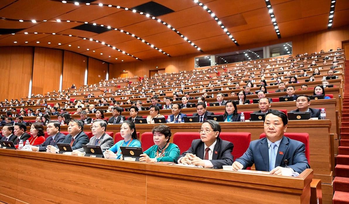 thảo luận tập trung tại hội trường về các văn kiện của Đại hội