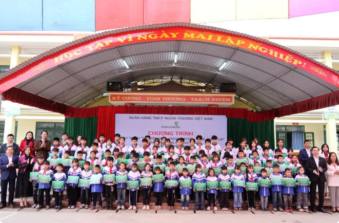 Đại diện Ban lãnh đạo Vietcombank, Ban Giám đốc Vietcombank Thái Nguyên và lãnh đạo xã Bình Thành (Thái Nguyên) trao học bổng cho 90 học sinh nghèo vượt khó trên địa bàn xã. Ảnh: Linh Cao