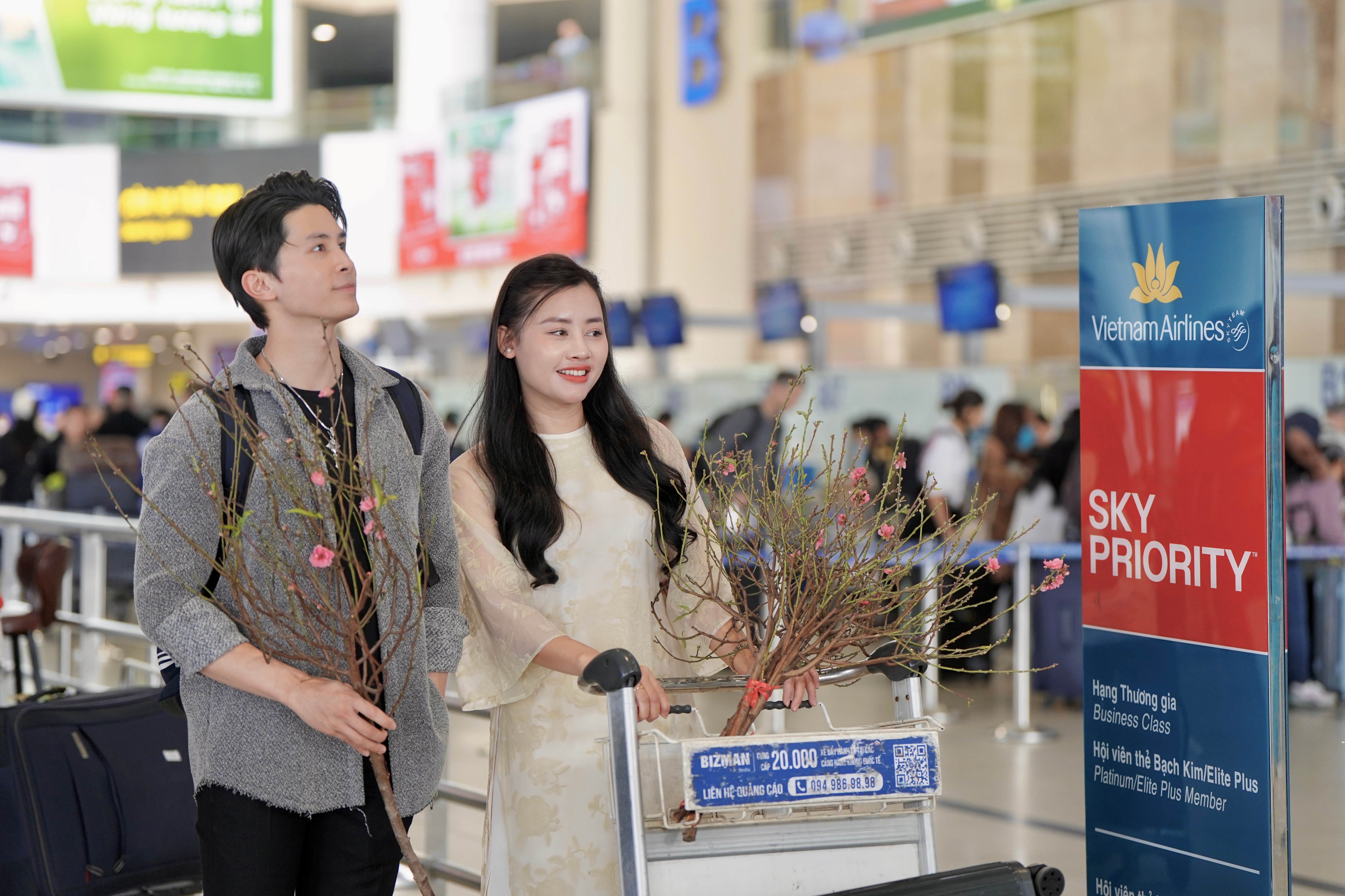 Vietnam Airlines tiếp tục triển khai chính sách vận chuyển cành mai, cành đào dưới dạng hành lý ký gửi.