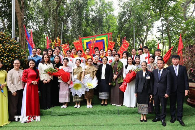 Phu nhân Ngô Phương Ly và Phu nhân Naly Sisoulith tặng hoa cho sinh viên Trường Đại học Hoa Lư. (Ảnh: Minh Đức/TTXVN) ttxvn-phu-nhan-tong-bi-thu-to-lam-va-phu-nhan-tong-bi-thu-chu-tich-nuoc-lao-tham-tinh-ninh-binh-2.jpg
