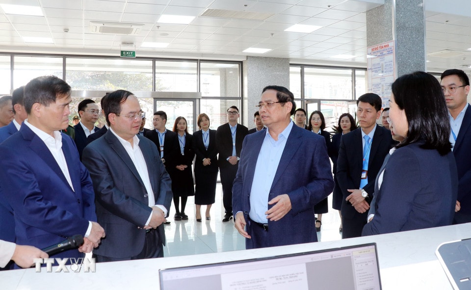 Thủ tướng Phạm Minh Chính thăm hỏi, động viên cán bộ, công chức, viên chức Trung tâm phục vụ hành chính công tỉnh Quảng Ninh. (Ảnh: Văn Đức/TTXVN)