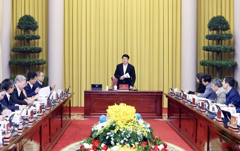 Chủ tịch nước Lương Cường chủ trì họp với Văn phòng Chủ tịch nước về công tác chuẩn bị đón Tết Nguyên đán Bính Ngọ 2026. (Ảnh: Lâm Khánh/TTXVN)