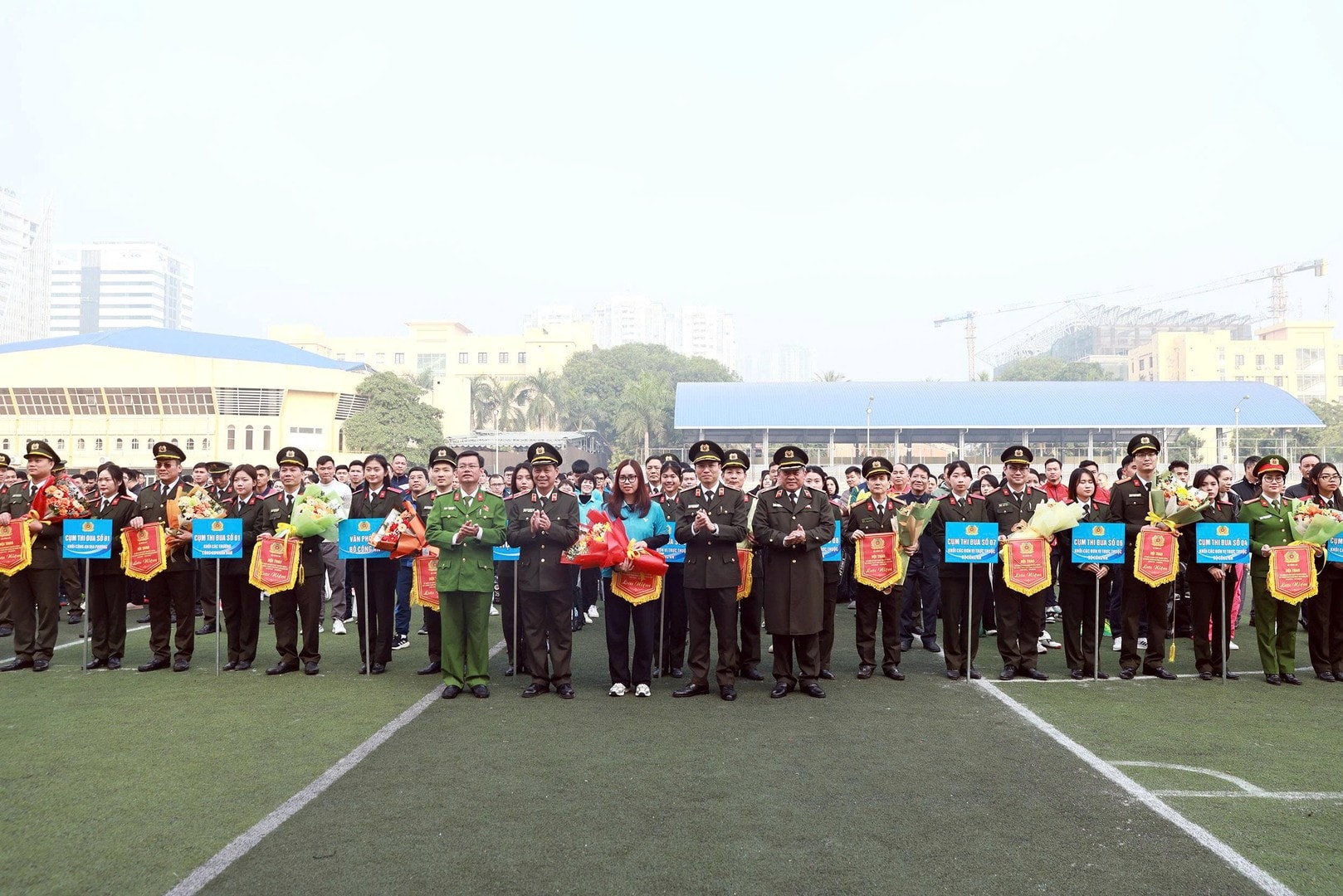 trao cờ.jpg