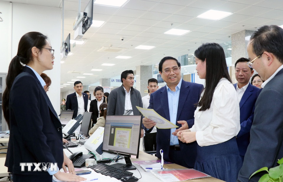 Thủ tướng Phạm Minh Chính ghi nhận đánh giá chất lượng dịch vụ công từ người dân. (Ảnh: Văn Đức/TTXVN)