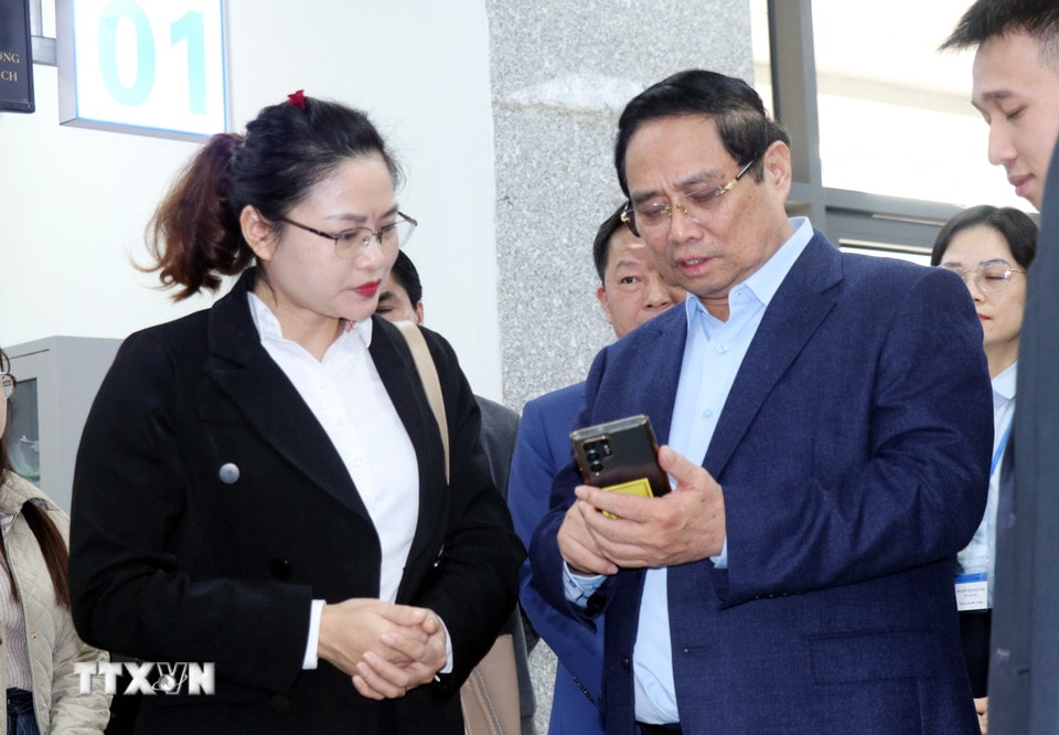 Thủ tướng Phạm Minh Chính ghi nhận đánh giá chất lượng dịch vụ công từ người dân. (Ảnh: Văn Đức/TTXVN)