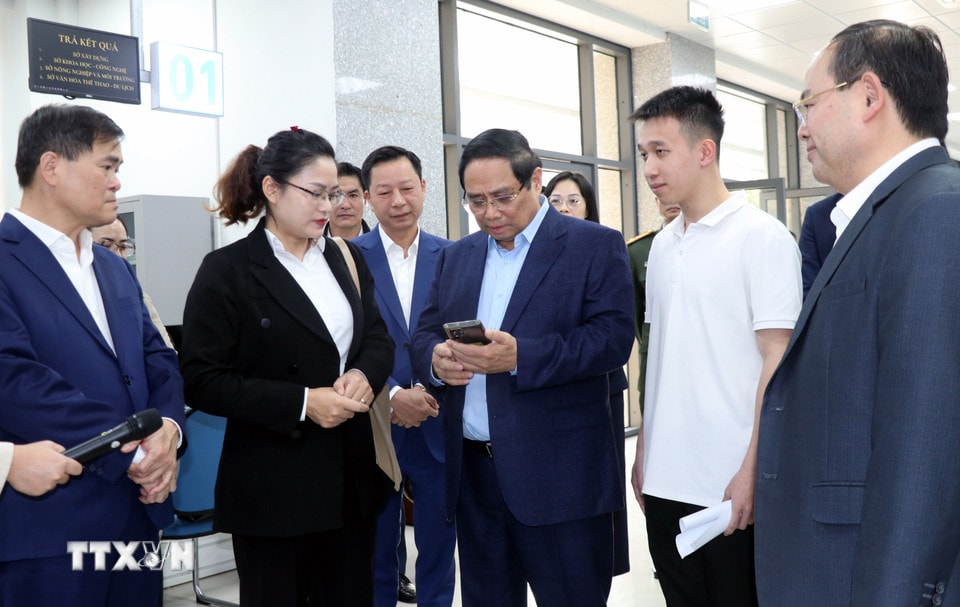 Thủ tướng Phạm Minh Chính ghi nhận đánh giá chất lượng dịch vụ công từ người dân. (Ảnh: Văn Đức/TTXVN)