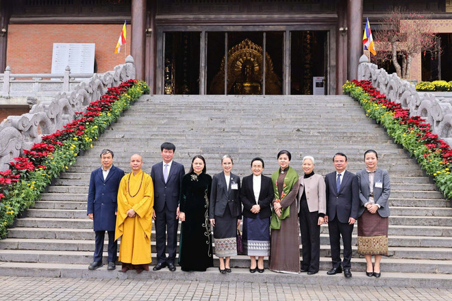 Phu nhân Ngô Phương Ly và Phu nhân Naly Sisoulith tới dâng hương, tham quan, chiêm bái tại Chùa Bái Đính. (Ảnh: Đại Nghĩa/TTXVN) phu-nhan-tong-bi-thu-to-lam-va-phu-nhan-tong-bi-thu-chu-tich-nuoc-lao-tham-tinh-ninh-binh-3.jpg