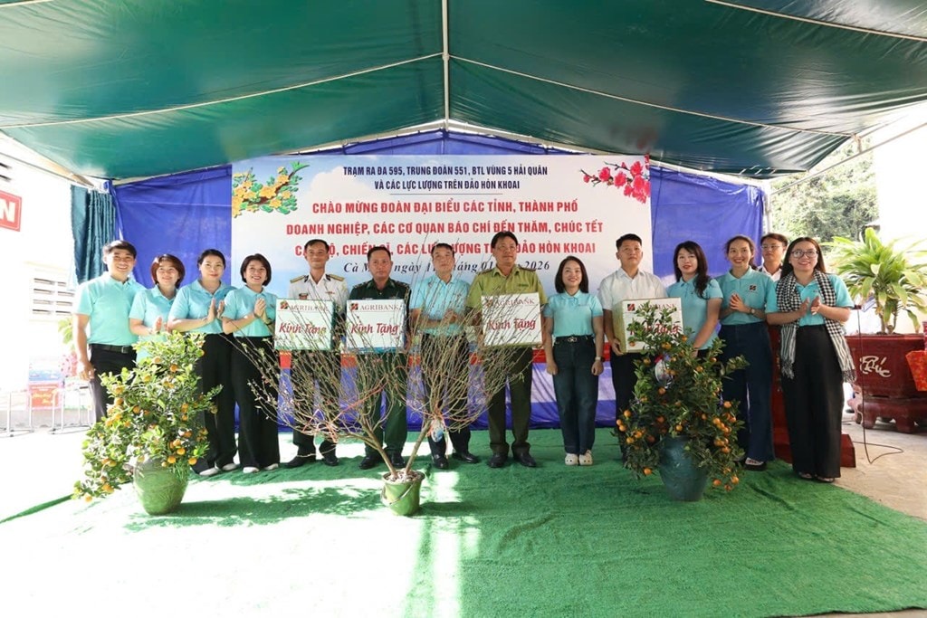 Đoàn Công tác Agribank thăm tặng quà cán bộ, chiến sỹ Đảo Hoàn Khoai. Ảnh: Agribank