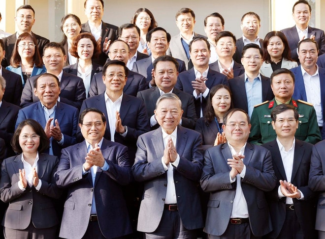 Party General Secretary To Lam and Prime Minister Pham Minh Chinh (second from left, first row) and other delegates (Photo: VNA) to-lam-2.jpg
