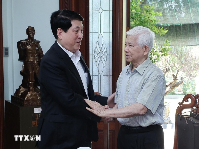 Chủ tịch nước Lương Cường thăm hỏi, chúc Tết nguyên Chủ tịch nước Nguyễn Minh Triết. (Ảnh: Lâm Khánh/TTXVN)