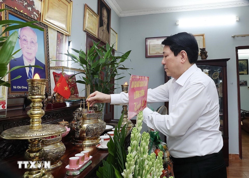 Chủ tịch nước Lương Cường dâng hương tưởng nhớ Chủ tịch Hội đồng Nhà nước Võ Chí Công. (Ảnh: Lâm Khánh/TTXVN)