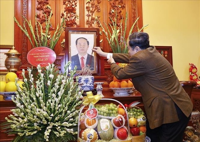 National Assembly Chairman Tran Thanh Man offers incense to late State President Tran Dai Quang. (Photo: VNA) tran-thanh-man-tran-dai-quang-vna.jpg
