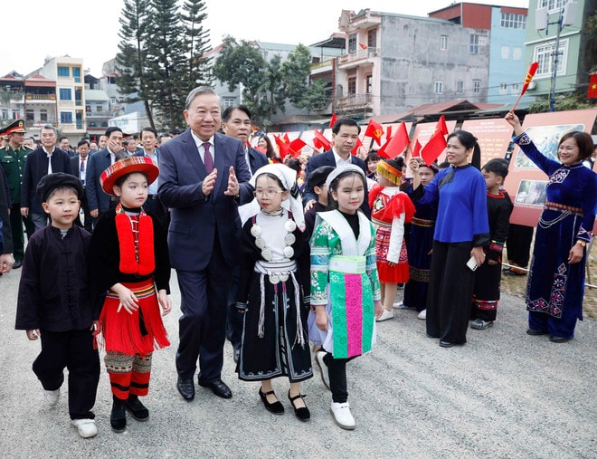 Party General Secretary To Lam and children of ethnic communities in Cao Bang on January 28 (Photo: VNA) h.jpg