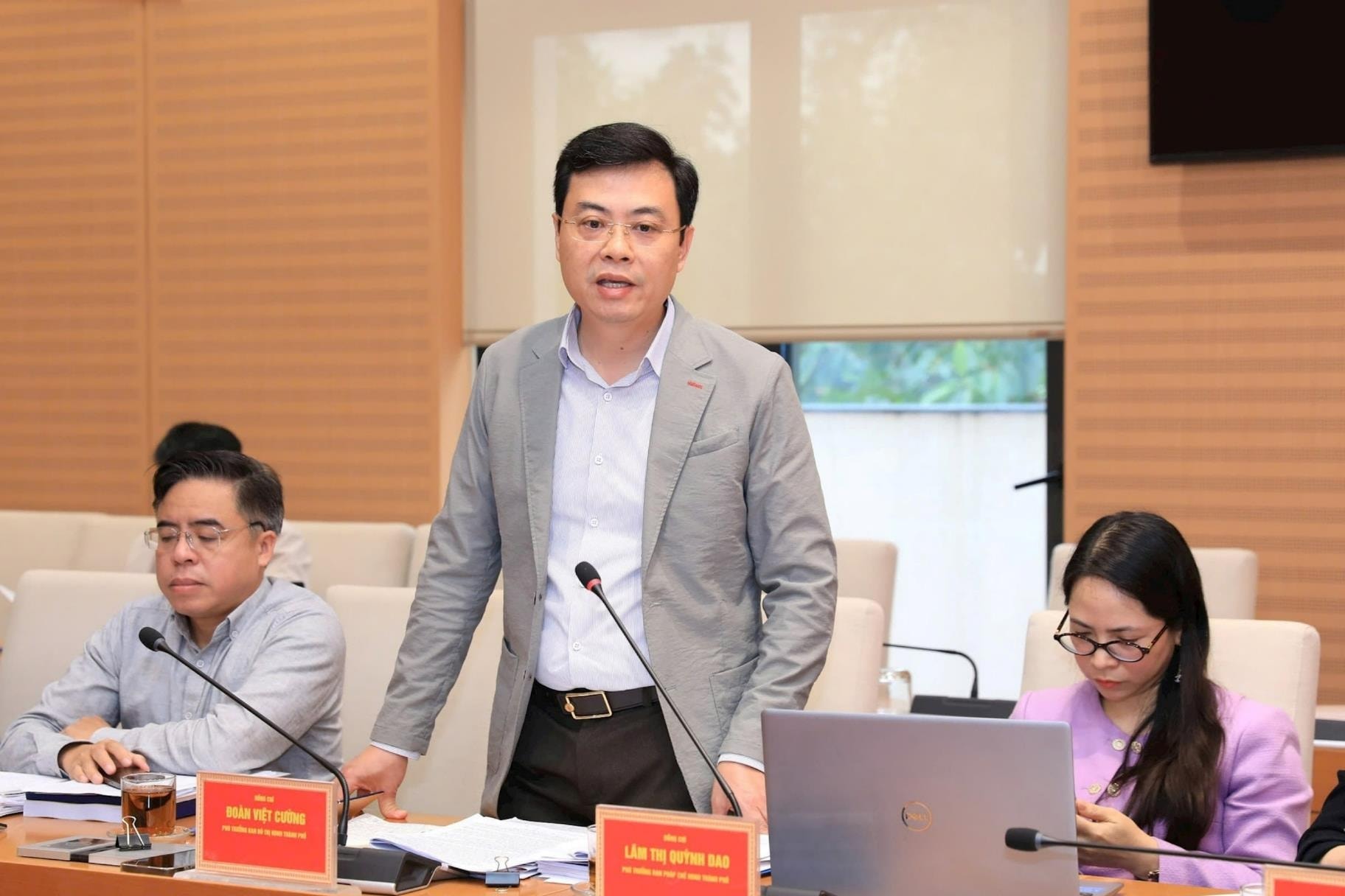 Thành viên Đoàn giám sát trao đổi. Ảnh HNM