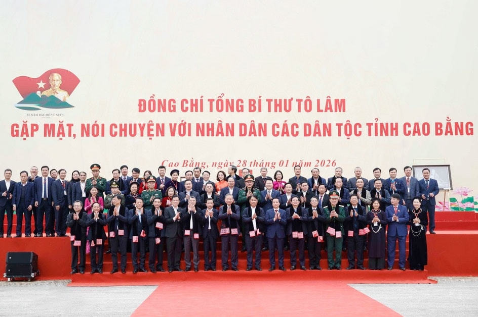 Tổng Bí thư Tô Lâm và đại biểu với nhân dân các dân tộc tỉnh Cao Bằng. Ảnh: Thống Nhất/TTXVN